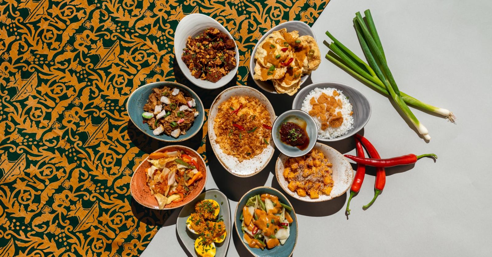 Kotak makan malam dengan segudang masakan Indonesia