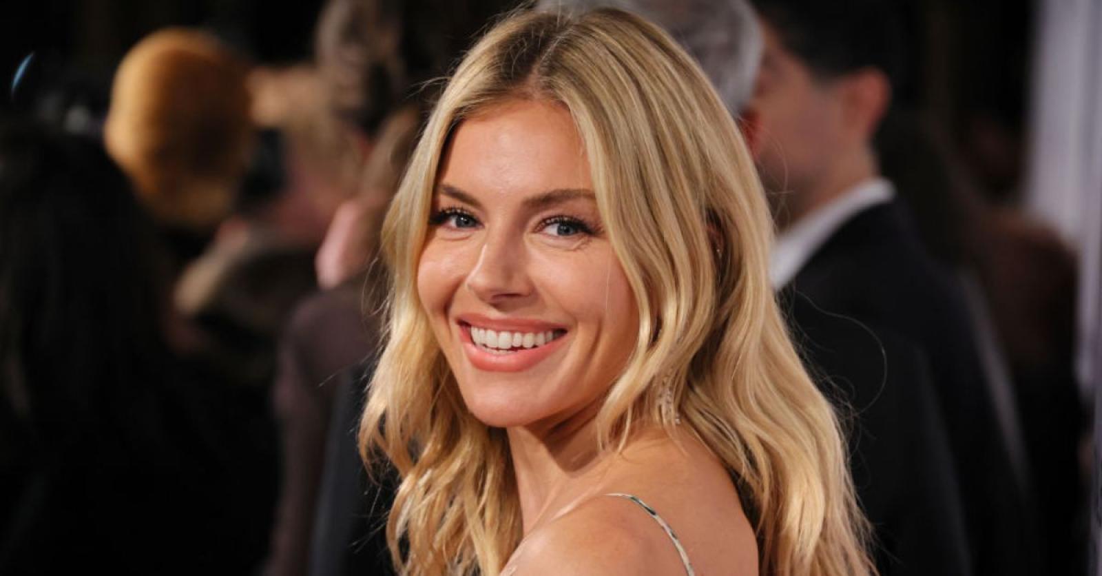 Sienna Millers jas is on sale!(02)