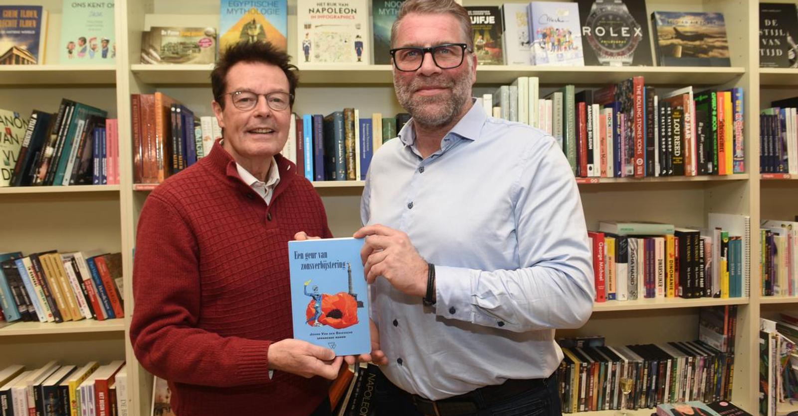 Burgemeester en schepen klinken in De Panne op nieuwe roman van Johan ...
