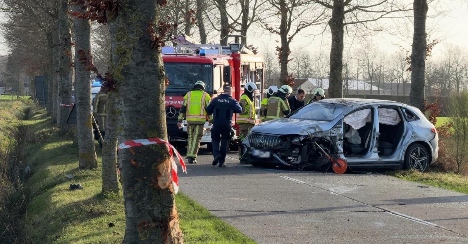 Auto Belandt Tegen Boom: Bestuurder Zwaargewond Overgebracht Naar Ziekenhuis - KW.be