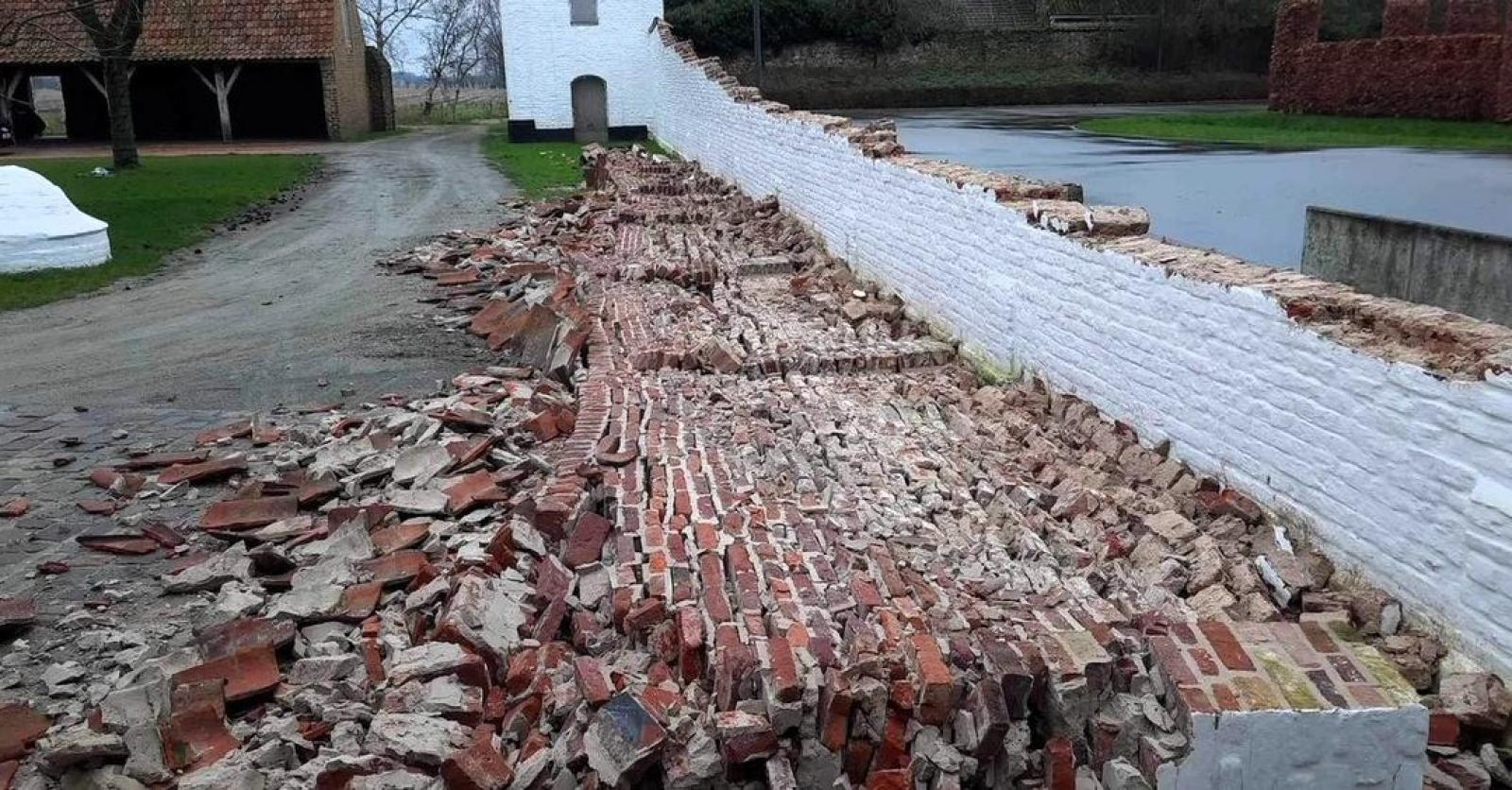Gerestaureerde tussenmuur aan Abdijhoeve in Oudenburg omvergevallen - KW.be