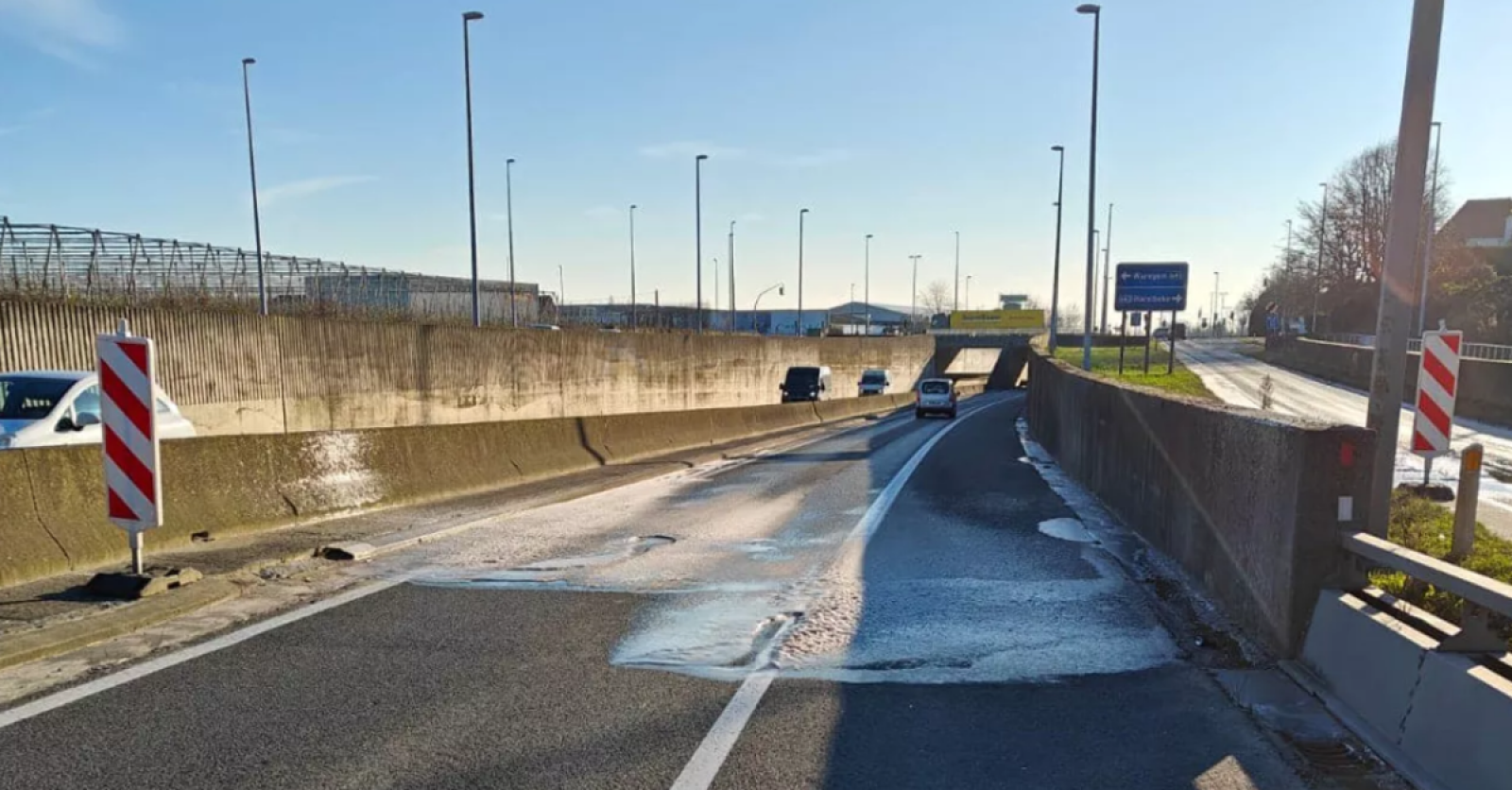 E3-tunnel In Harelbeke Afgesloten Voor Verkeer Door Ijs Op De Weg ...