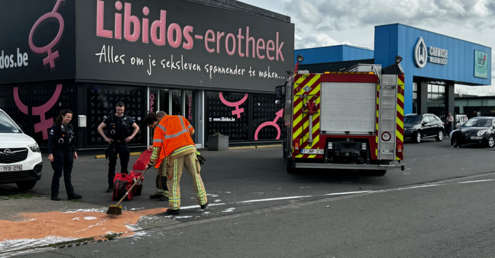 Brandweer Moet Uitrukken Voor Witte Verf Op De Weg In Oostkamp KW Be