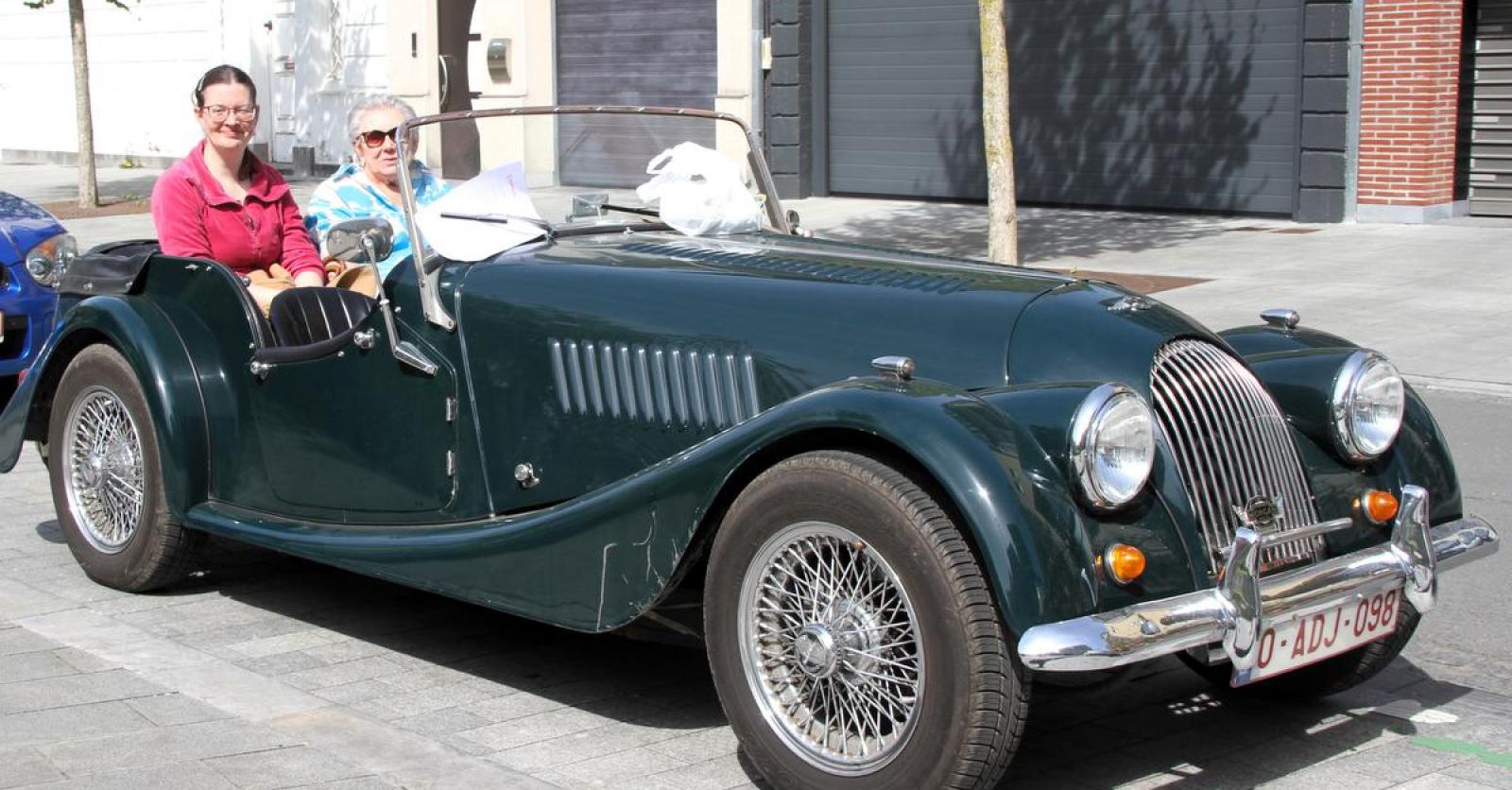 40 bewoners van woonzorgnetwerk Sint-Vincentius Kortrijk genieten van oldtimerrit