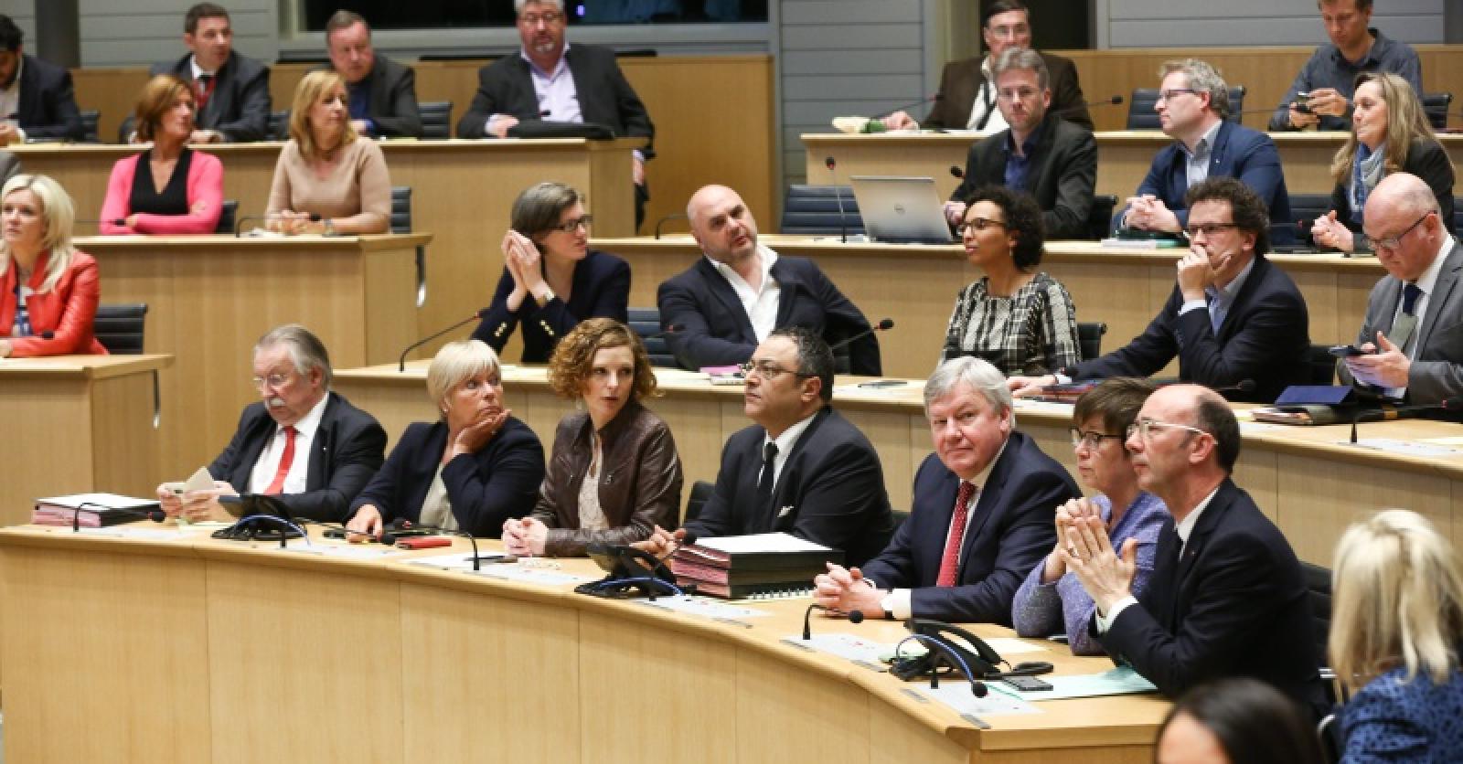 Les Questions Et Débats Dactualité Du Parlement De La Fédération