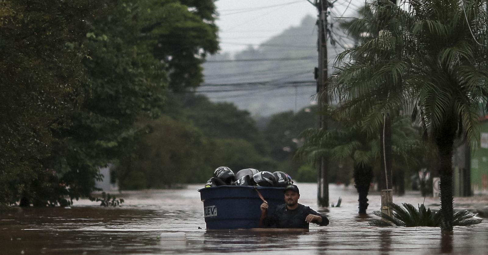 inundações no Brasil e incêndios no Japão