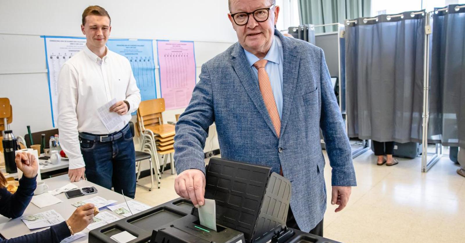 Particular Father’s Day: Stefaan Sintobin (Vlaams Belang) and son Jonathan Haeyaert each current themselves to the voter