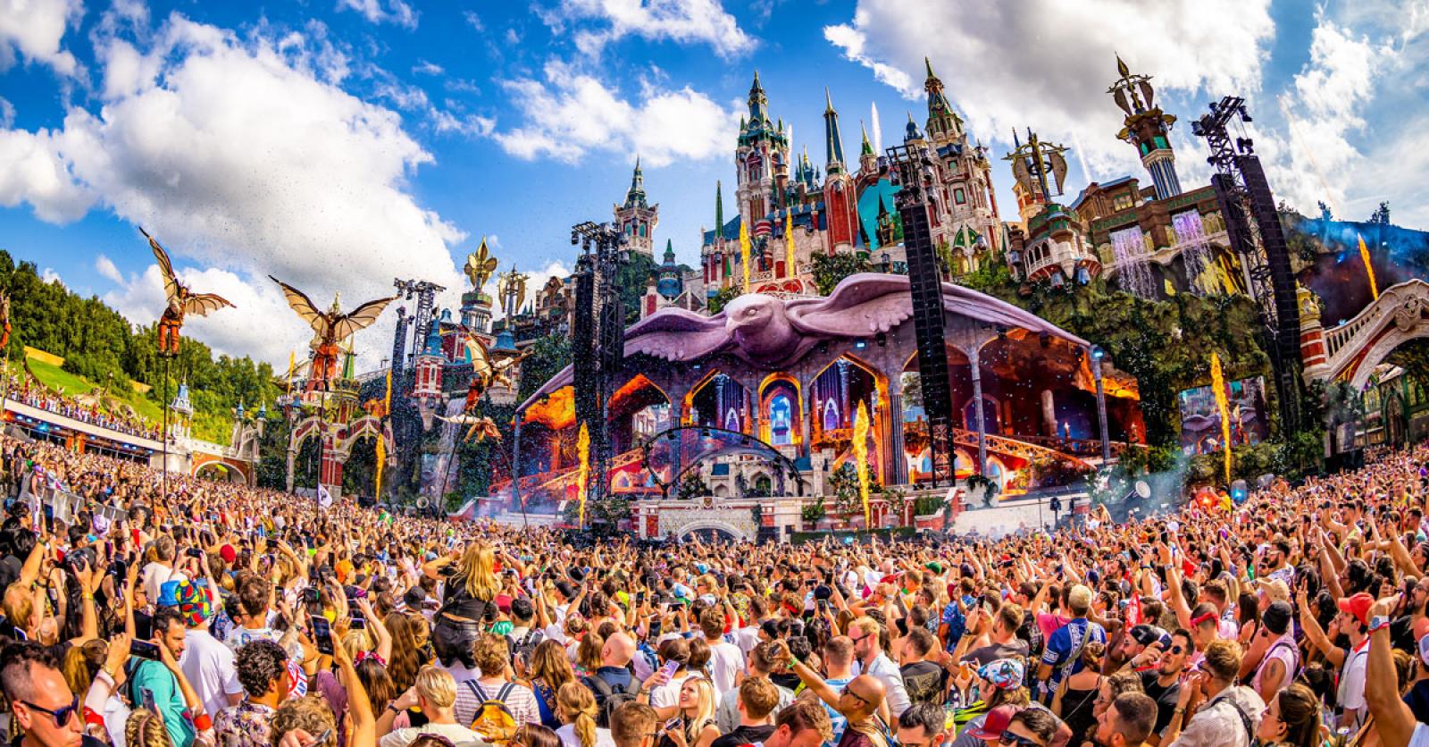 hoeveel bezoekers tomorrowland per dag