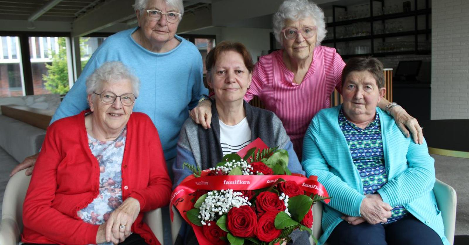 Een bloemetje voor Claudine die voor de bewoners van Sulferberg zorgt ...