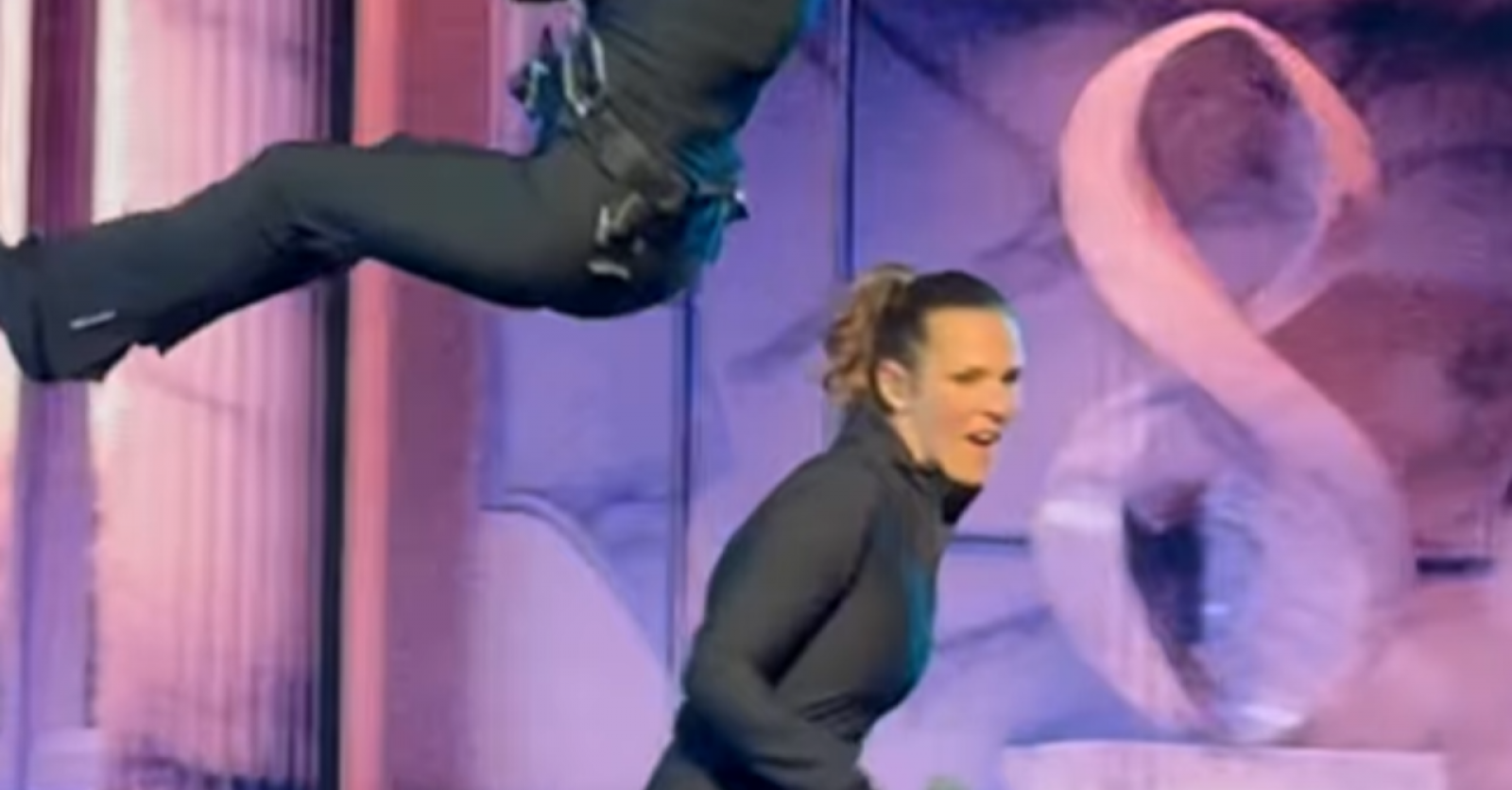 Tai nạn tại buổi hòa nhạc Enfoirés: Jenifer và Lorie va chạm (video)