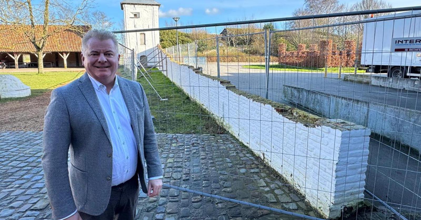 Omgevallen muur van Abdijhoeve wordt hersteld - KW.be