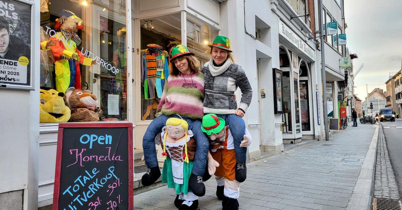 Totale uitverkoop bij verkleedwinkel Komedia: “Alles wordt verkocht, tot de kassa”