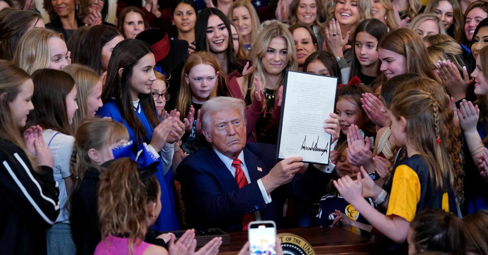 Live President Trump: Trump ondertekent uitvoerend bevel dat trans vrouwen uit vrouwensport bant