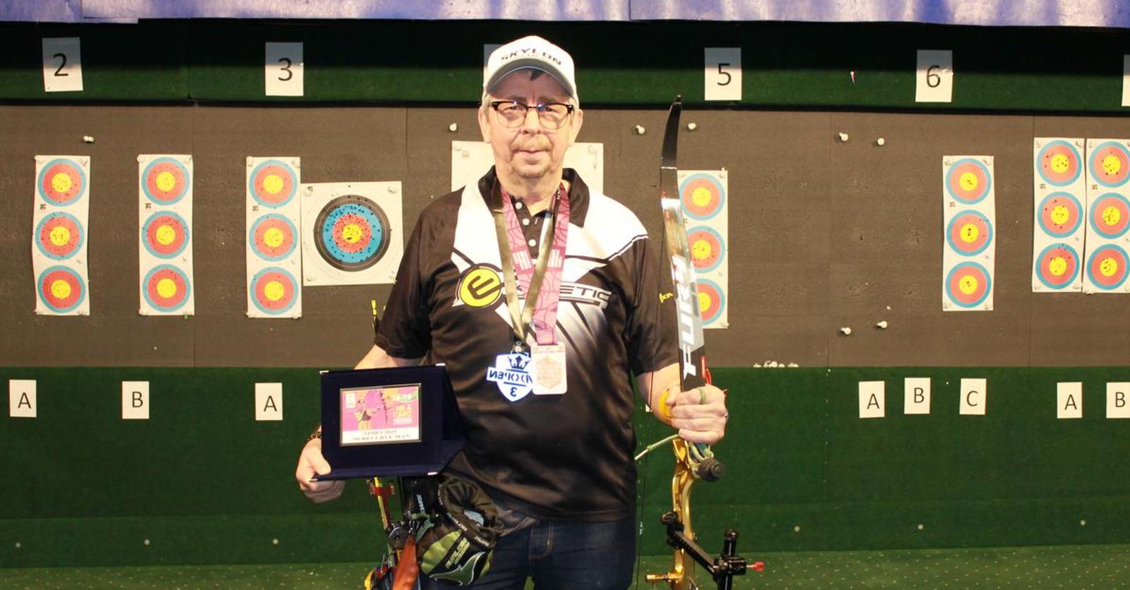 Goud voor Danny (60) op Nîmes International Archery Tournament: “Tien ...