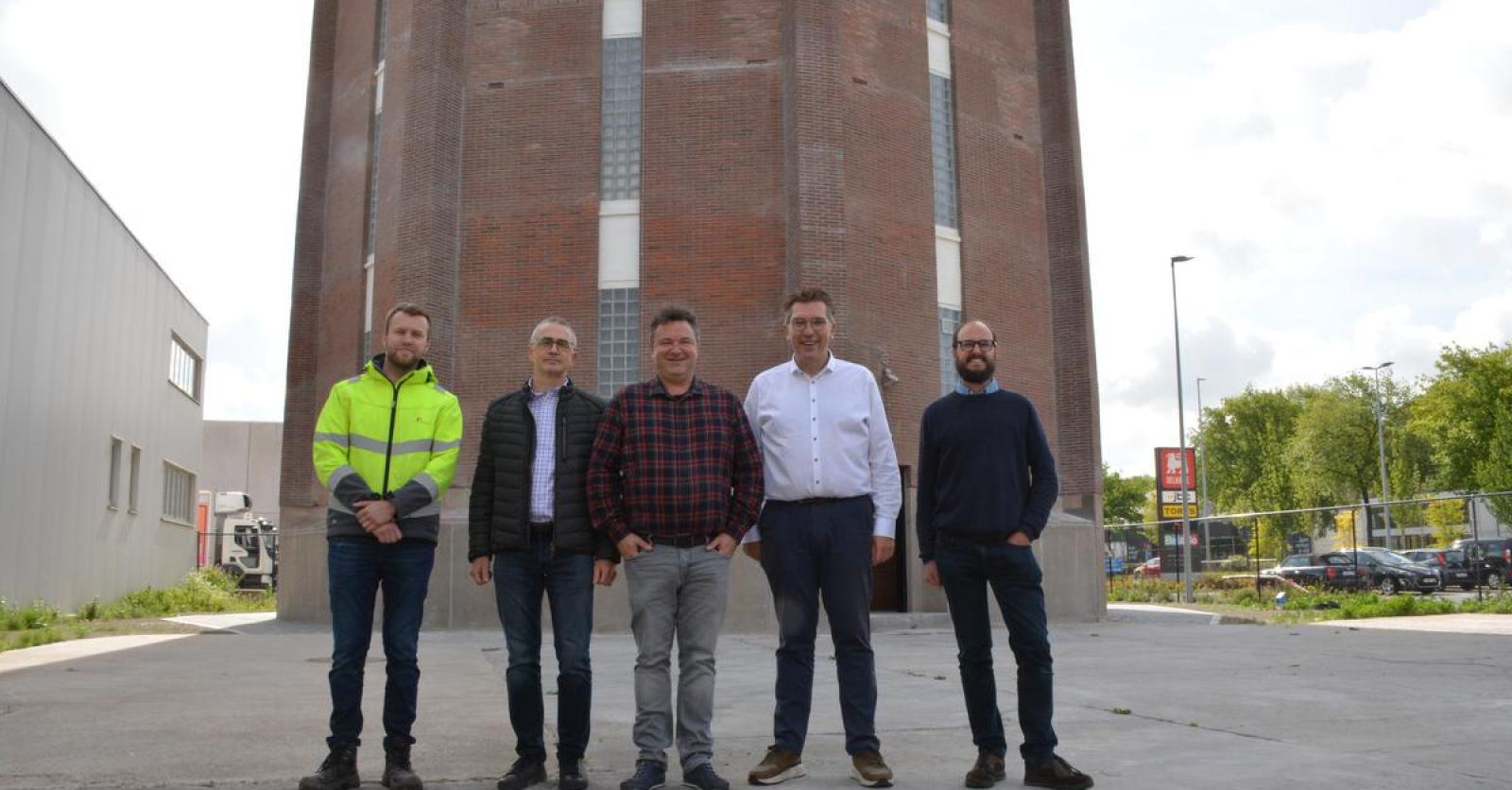 Gerenoveerde watertoren in Sint-Kruis wordt toevluchtsoord voor zwaluwen en vleermuizen: “Meer dan e