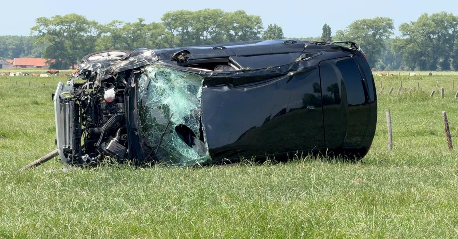 KIJK - Twintiger naar het ziekenhuis na spectaculaire crash: wagen tolt en komt pas heel eind verder