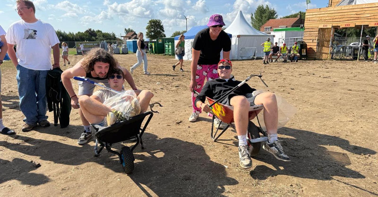 Festival Dranouter houdt allereerste kruiwagenraces tegen afval: “De morele winnaar is de weide die 