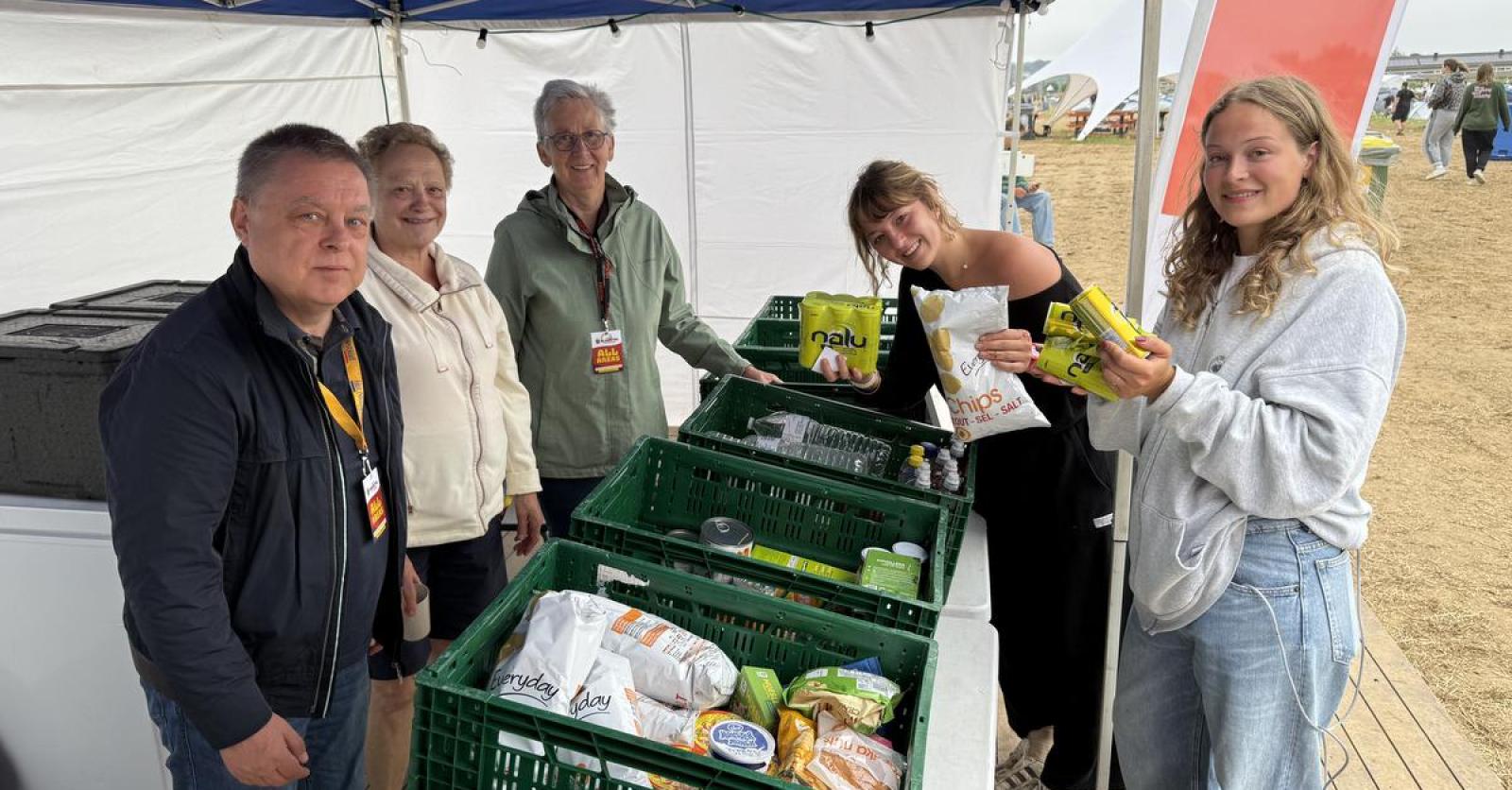 Festivalkampeerders doneren voor het eerst aan voedselbedeling: “Ze