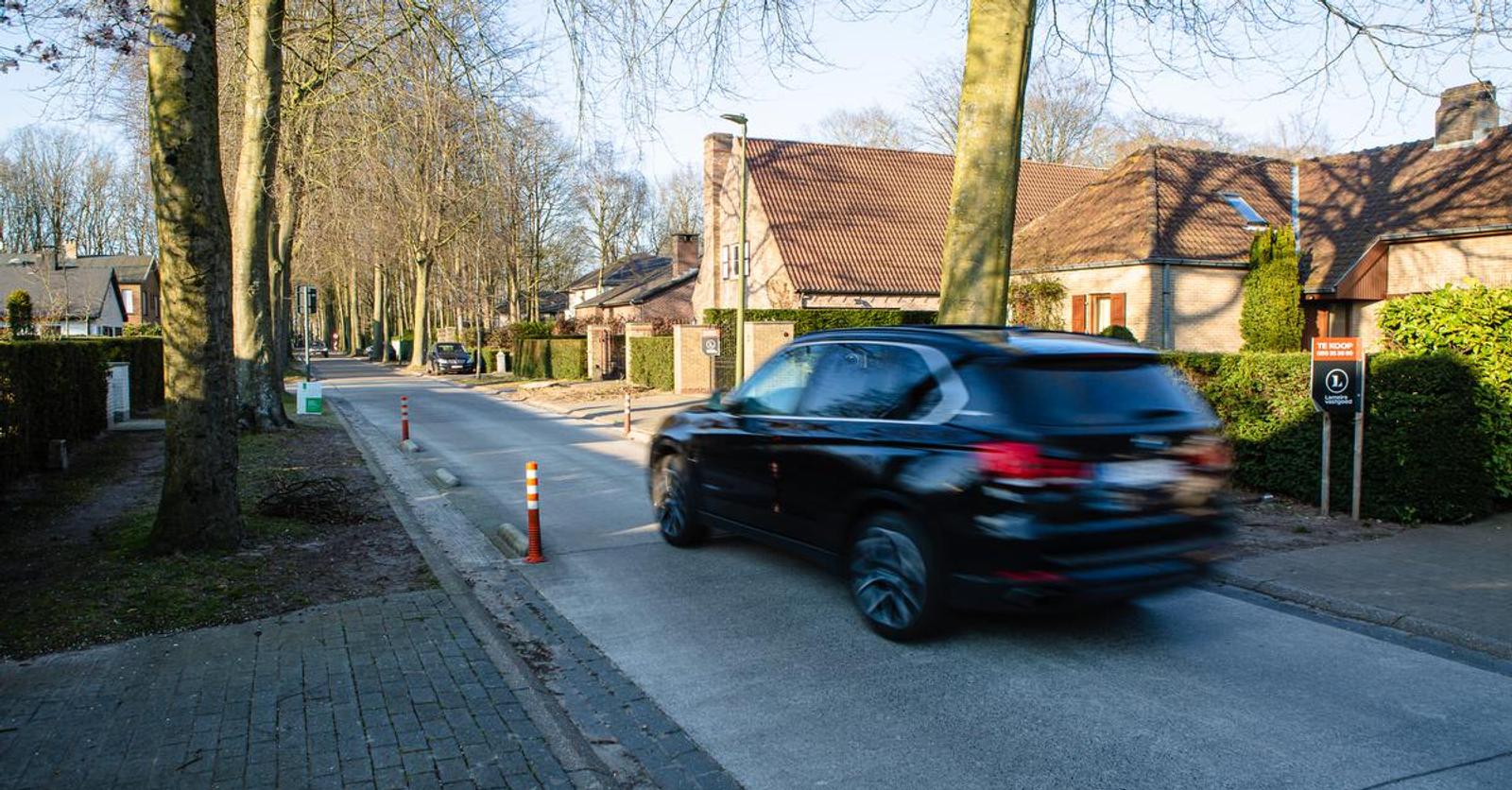 Proefproject tegen sluipverkeer in Sint-Kruis: veel klachten van bewoners van Vijversdreef