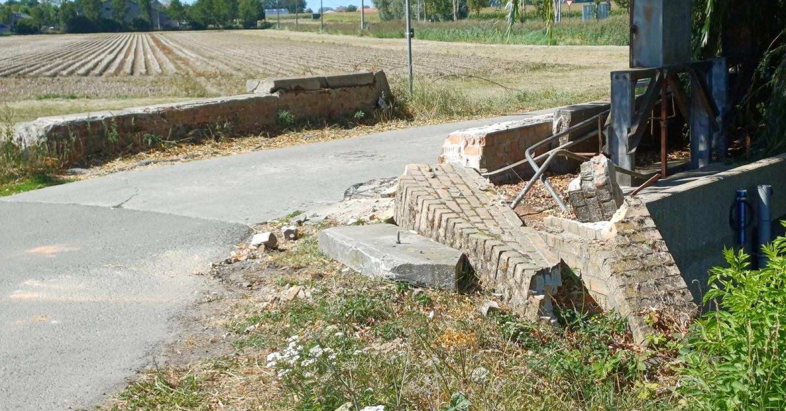 Vrachtwagen hapert aan leuning van brugje over de Grote Beverdijkbeek aan Hazewind