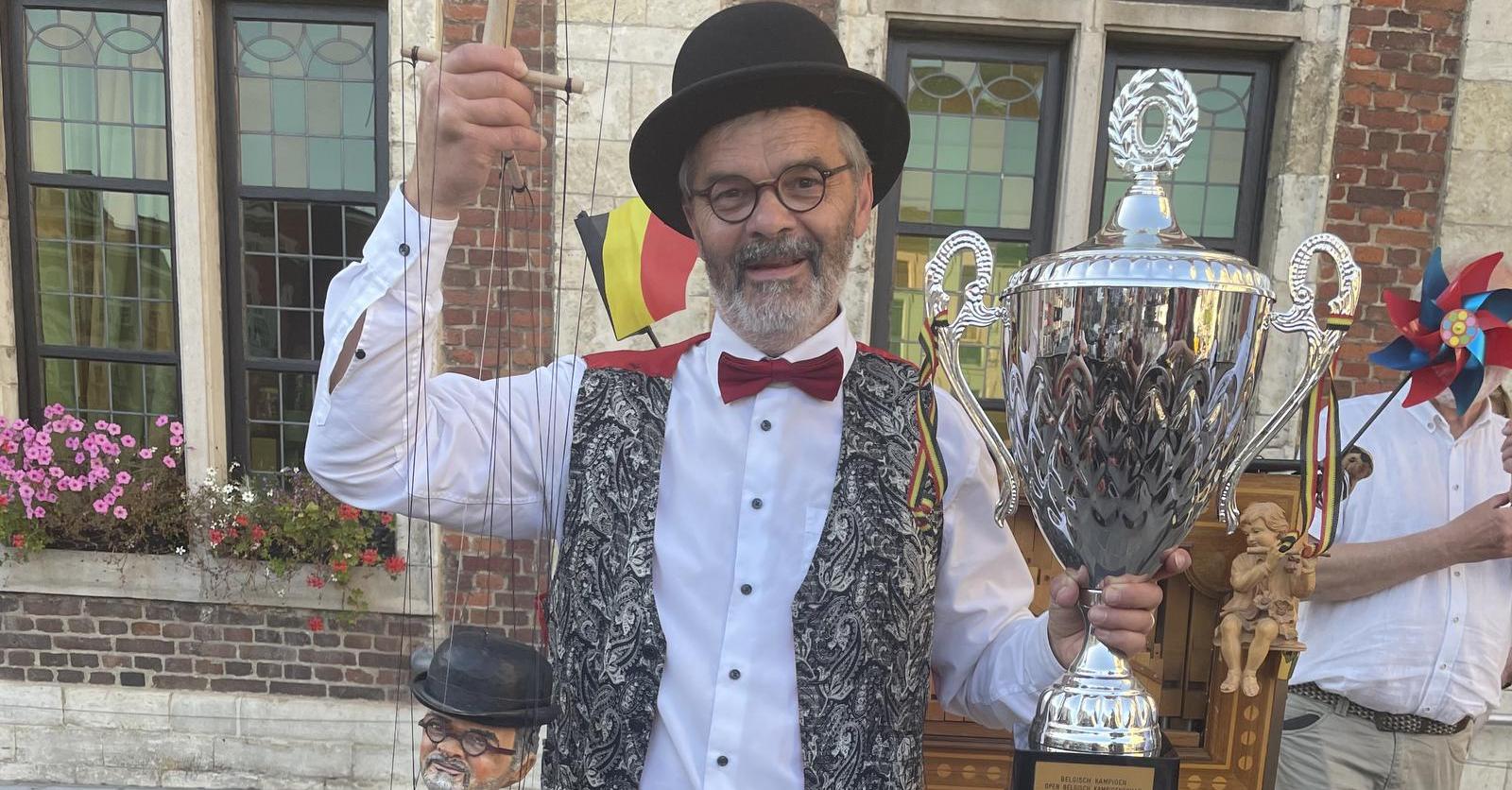 Ludo uit Leisele wint Belgisch Kampioenschap Orgeldraaien: “Of de unieke marionet de doorslag heeft 
