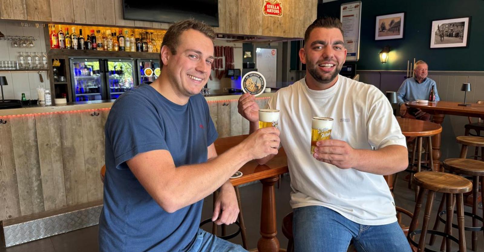 Brecht (28) en Killion (27) blazen legendarisch dorpscafé in Westkapelle nieuw leven in: “We blijven