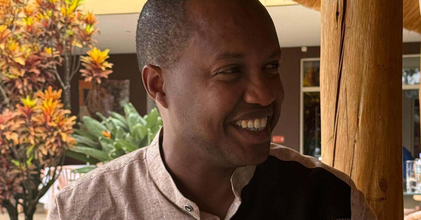 Karl Vannieuwkerke schrijft een brief naar Karangwa: “Je draagt je verhaal zonder er de hele tijd op