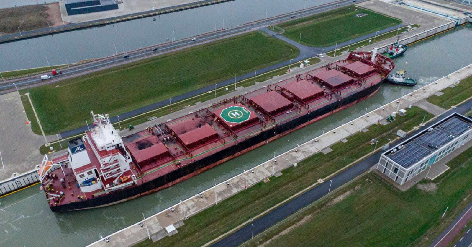 Schip van 38 meter breed vaart door Nieuwe Sluis Terneuzen