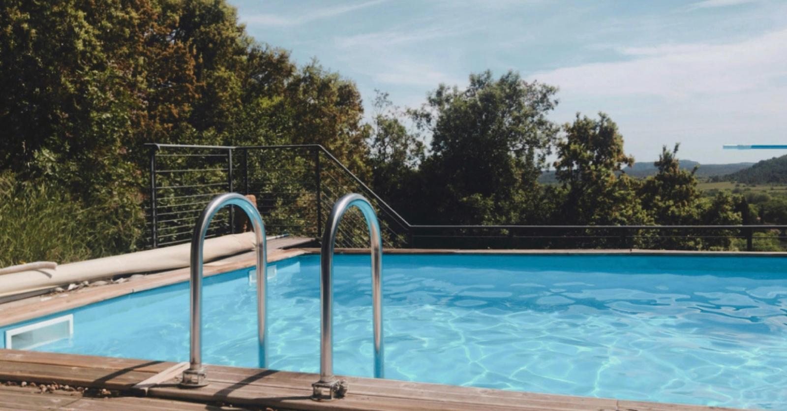Placer une piscine dans son jardin, voici combien ça coûte (pour l'installation et l'entretien)