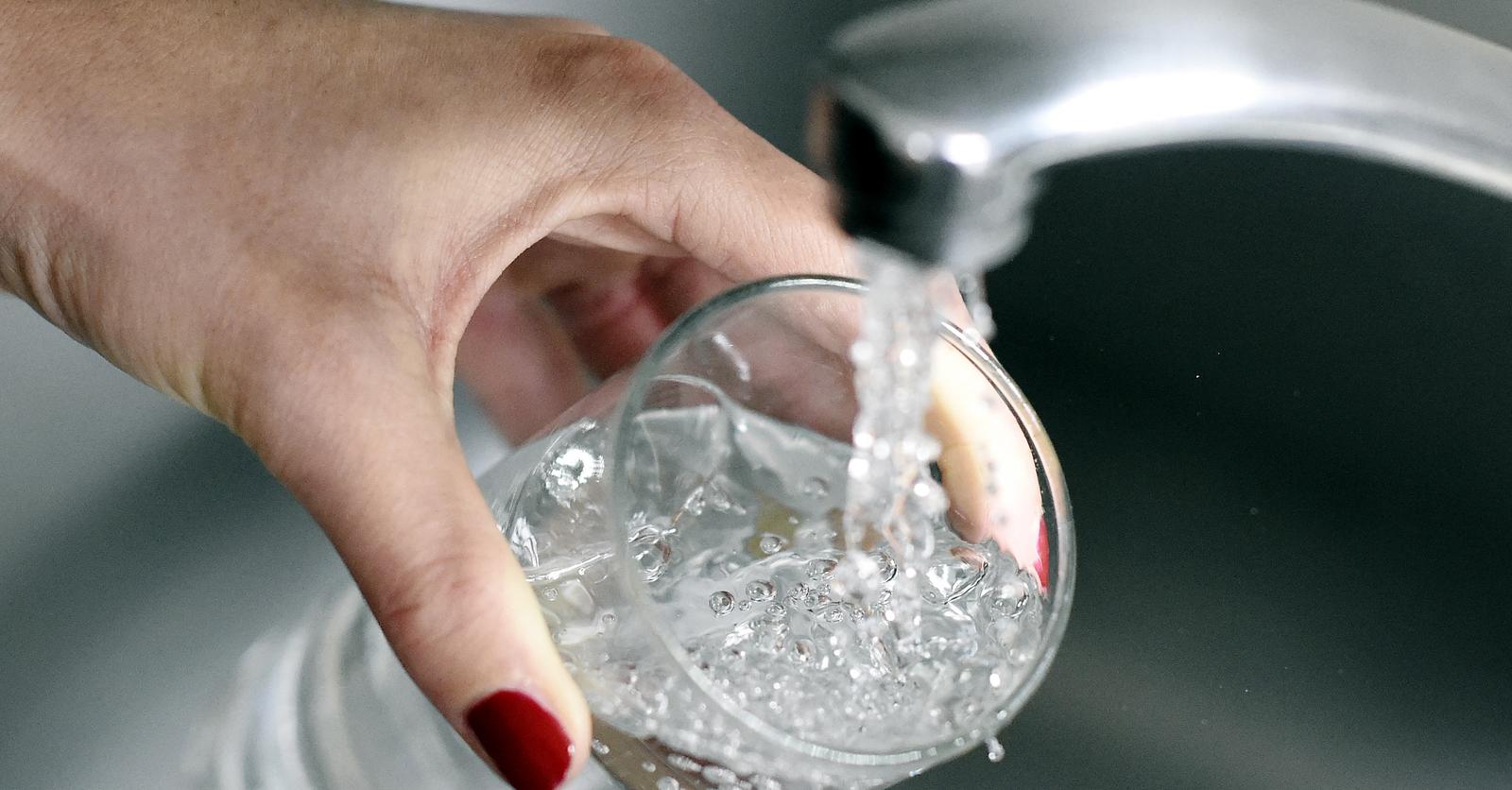 Pourquoi le prix de l’eau du robinet augmente-t-il plus vite que celui de l’eau en bouteille?