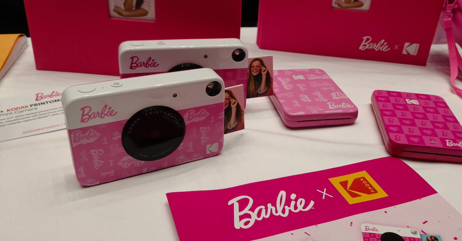 Kodak Printomatic Barbie Appareil Photo Barbie X Kodak Printomatic - Impression Instantanée 5MP - Photos Autocollantes 2x3 - Rose Appareil Photo Portable Fun