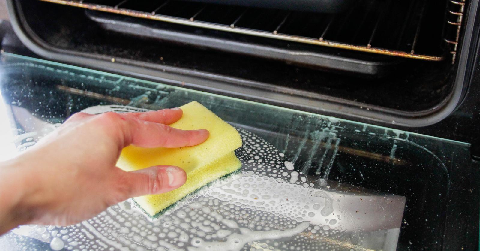 rokende oven schoonmaken