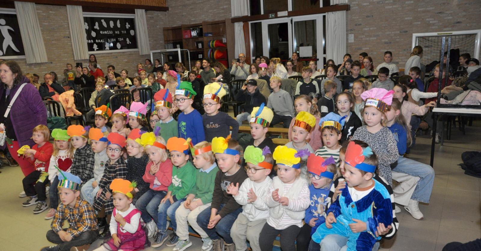 Kinderen verwelkomen Sint-Maarten in Reninge