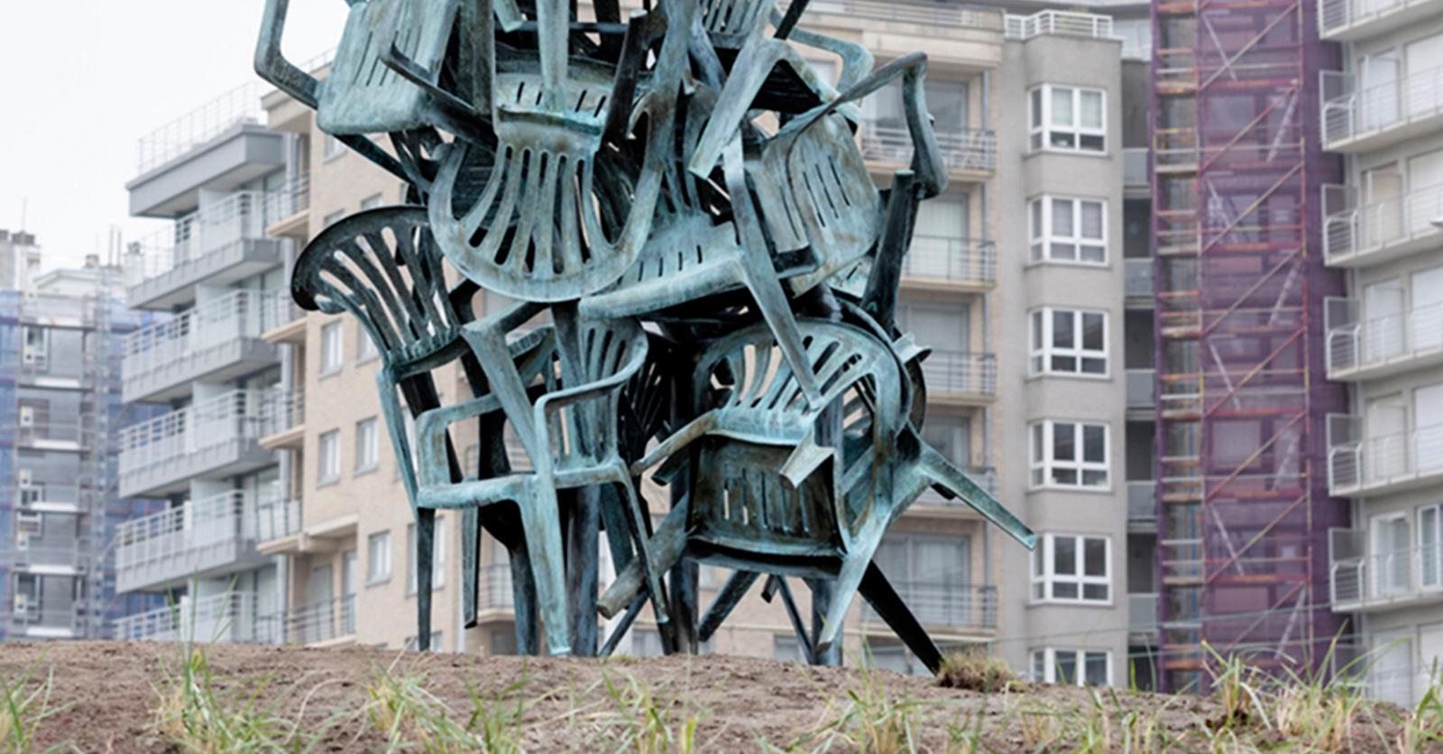 Stoelen aan de kant rep u komende zomer naar deze kunstroutes