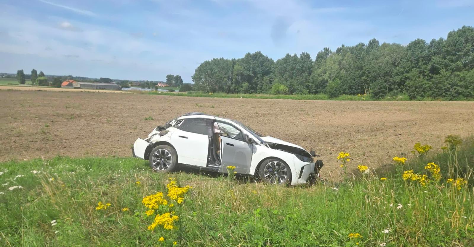 Twee wagens totaal vernield na botsing, BMW eindigt in weide (Krant van West-Vlaanderen)