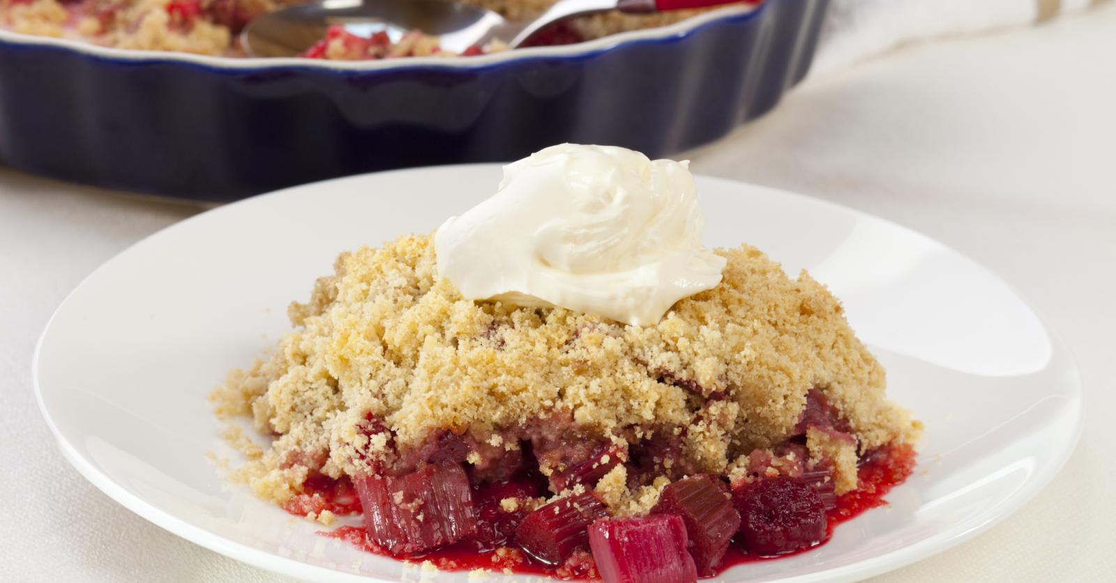 Rabarbercrumble met crème anglaise