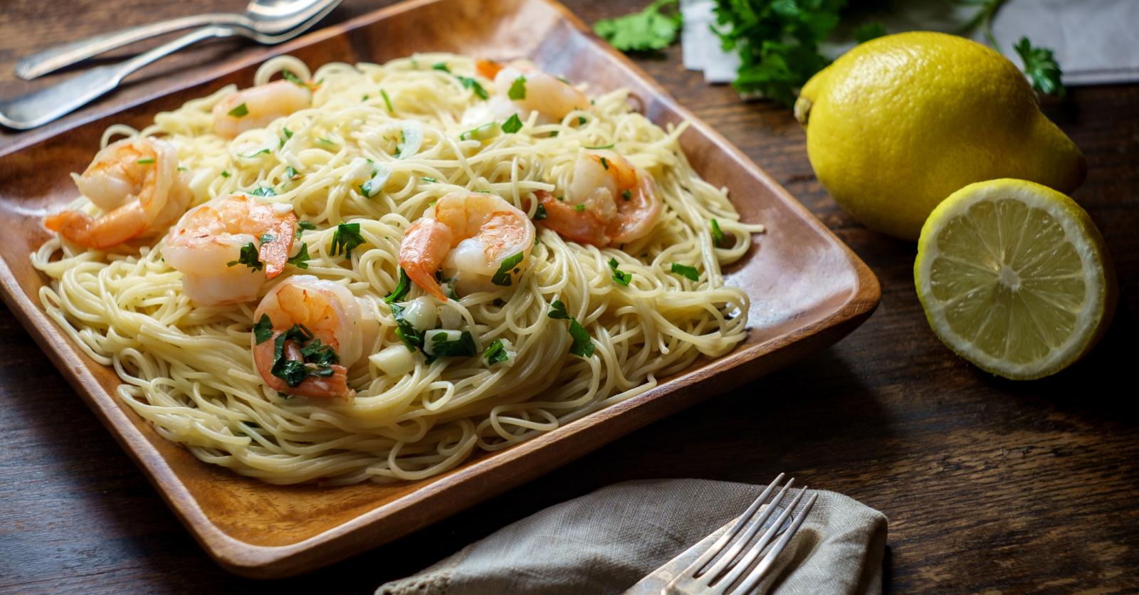 Lauwe salade van capellini, scampi en komkommer