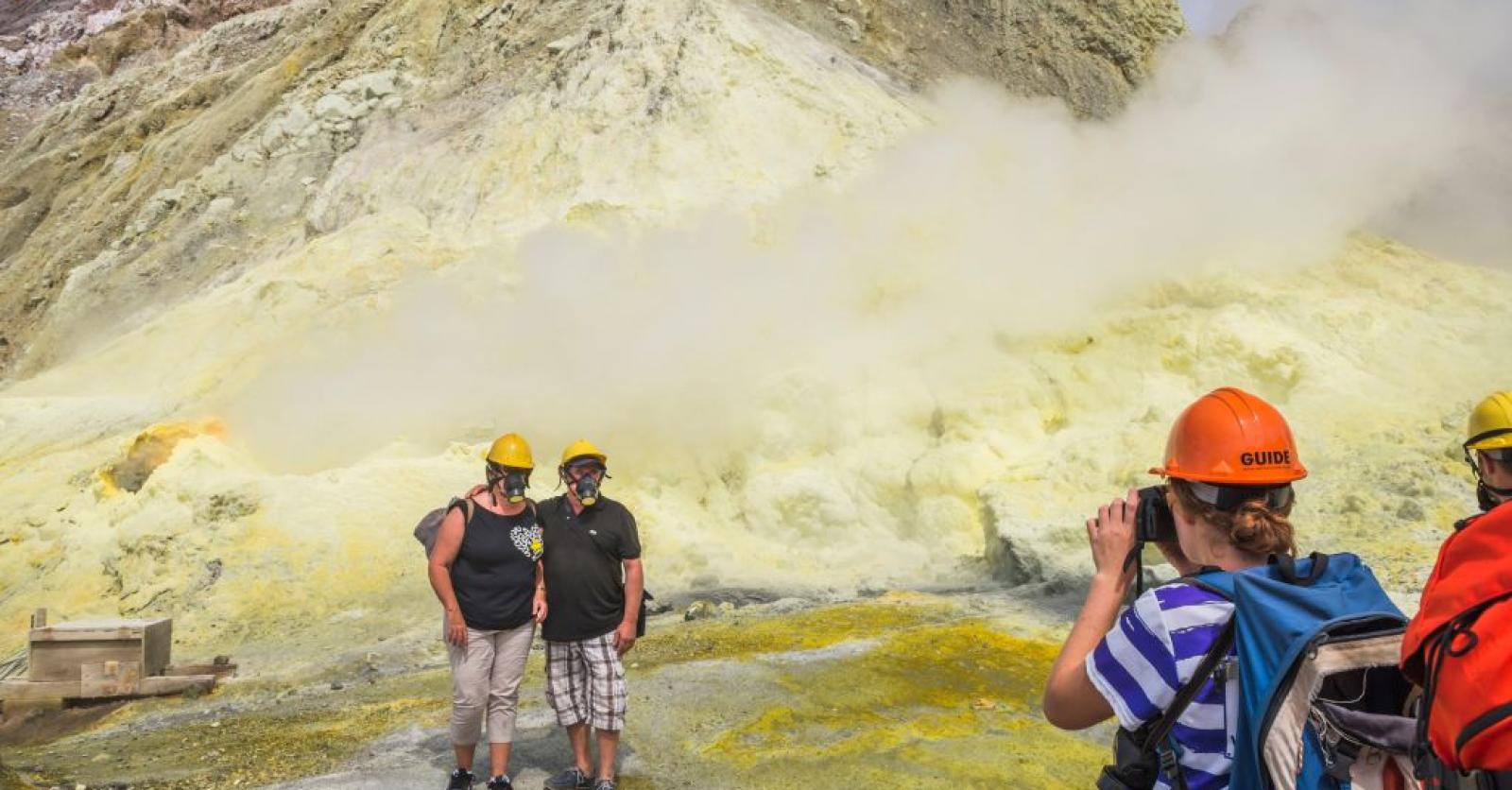 22 tourists soaked in the ashes of a burning volcano in New Zealand: who is responsible?