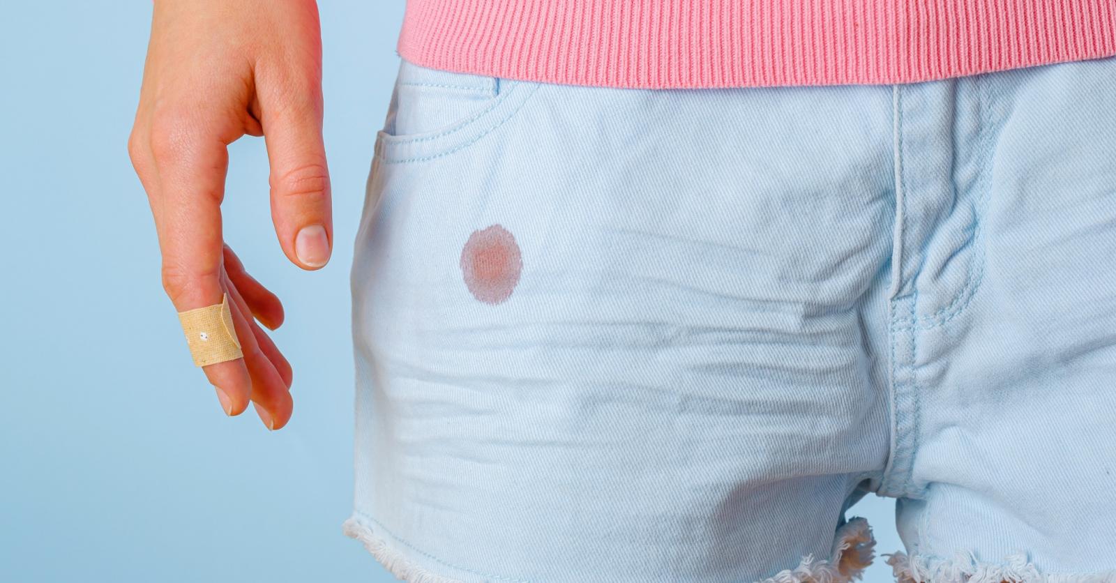 bloed uit spijkerbroek verwijderen