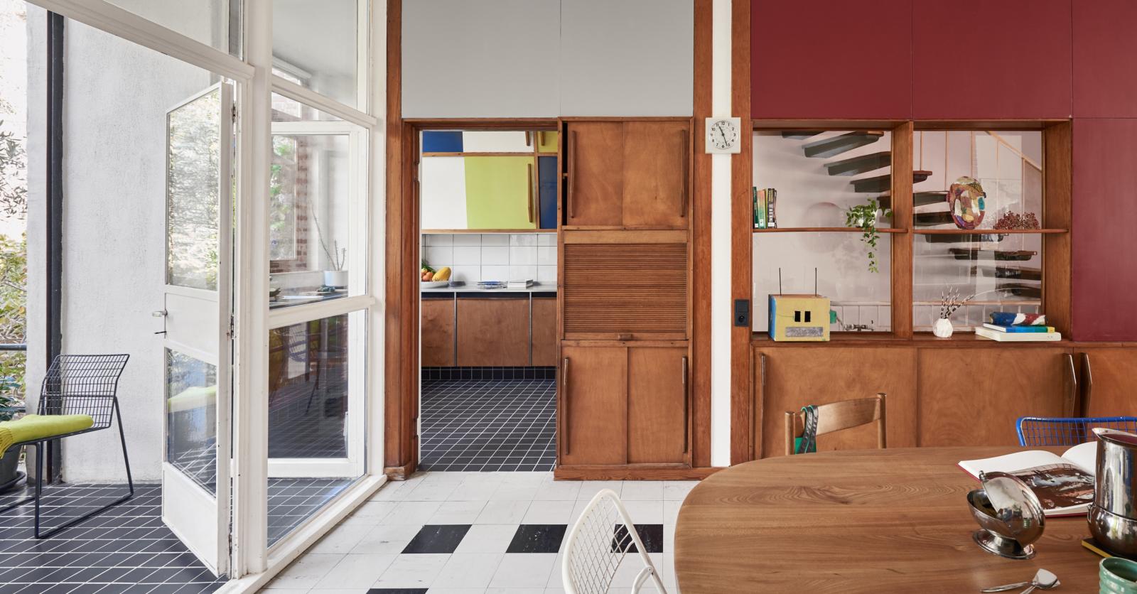 Kleur, licht en rust in Brussel: binnenkijken in een geklasseerde ...