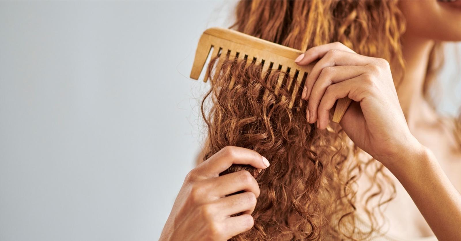 Vaut-il mieux démêler ses cheveux lorsqu’ils sont secs ou mouillés?