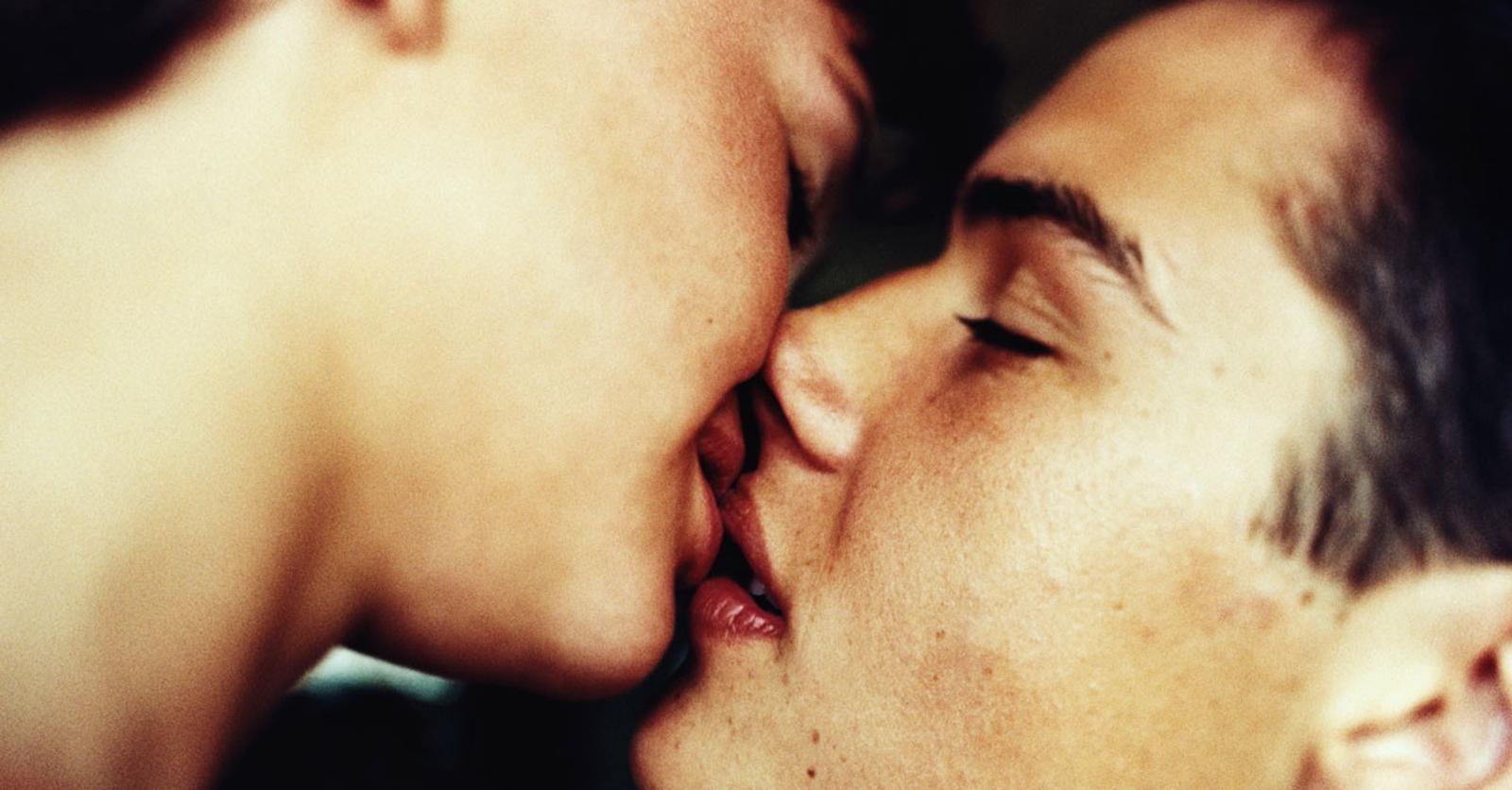 Communicatiewetenschapper over de taal van de liefde: ‘Kussen maakt ons