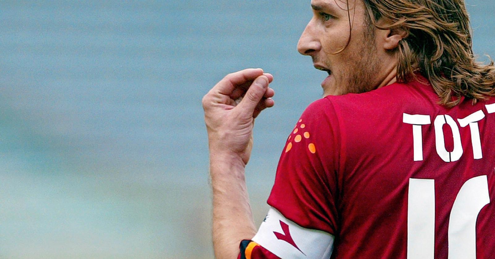 Франческо тотти с длинными волосами. Тотти торты. Тотти торты. Тотти футболист. Totti футболист.