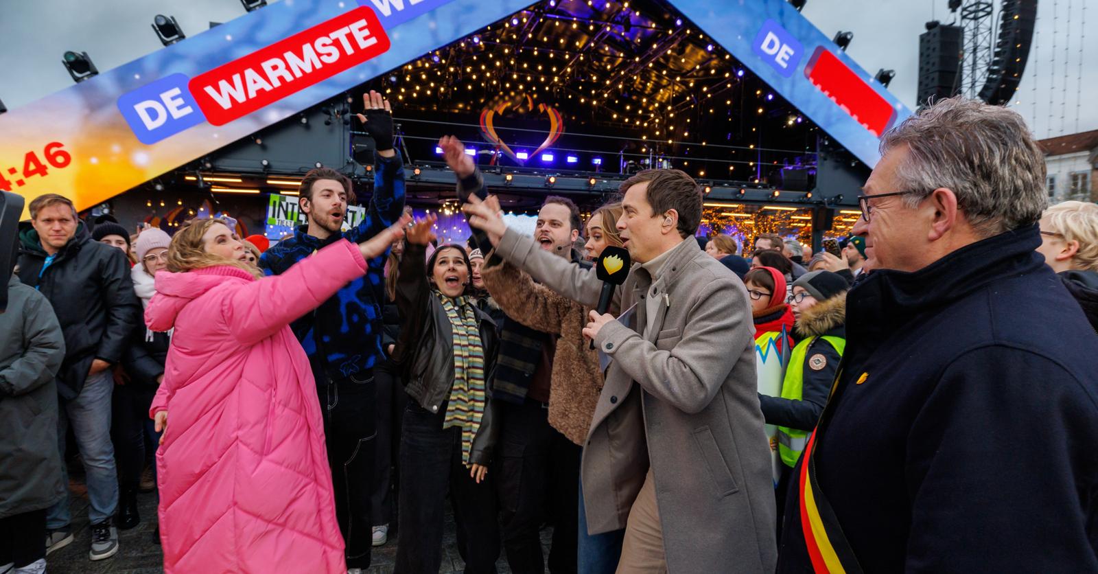 Warmste Week Cheque ‘Beste Warmste Week. Ban ministers met een cheque op jullie podium ...