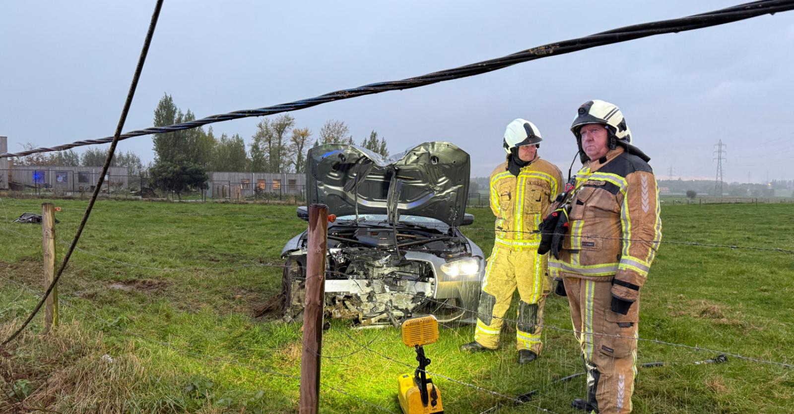 Auto knalt elektriciteitspaal omver en belandt in weide, bewoners misnoegd: “Het is al jaren rally v