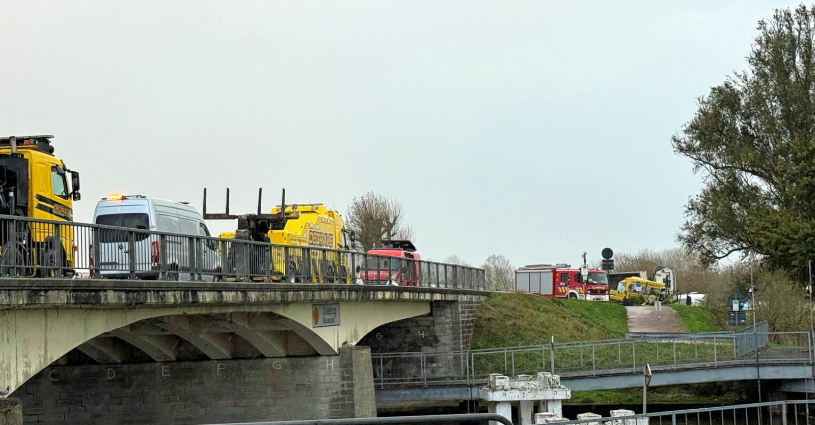 Vrachtwagen geladen met grind kantelt en komt op bestelwagen terecht:  chauffeur overleden - KW.be