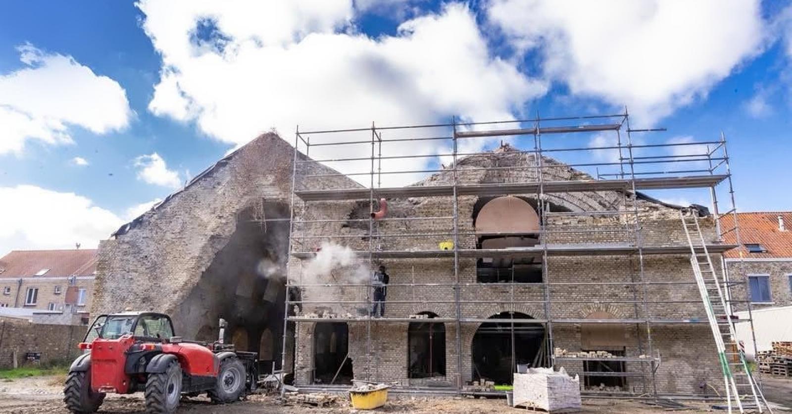 “Gevels bijna opnieuw in topvorm”: restauratie Bommevrij in Nieuwpoort vordert zienderogen