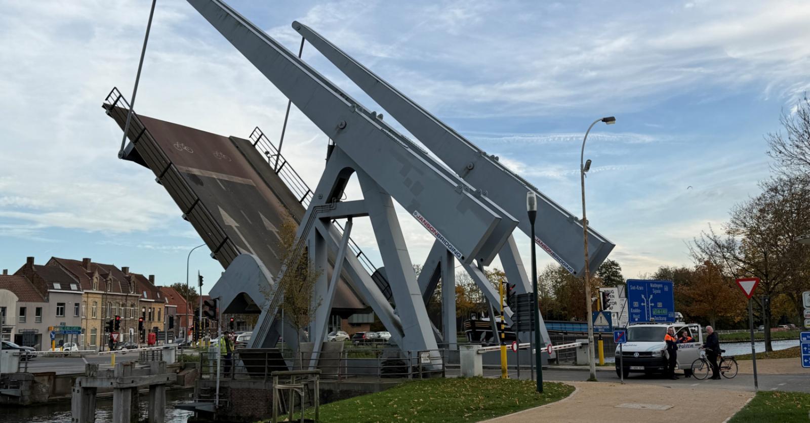 Bruggenmiserie in Brugge: tijdelijke brug aan Kruispoort hapert en brug van Steenbrugge moet herstel