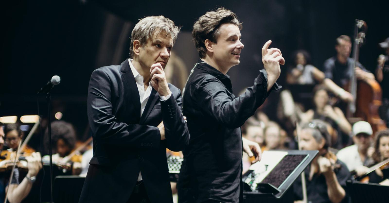 ‘Live live live’: artiesten brengen songs samen met 47-koppig orkest