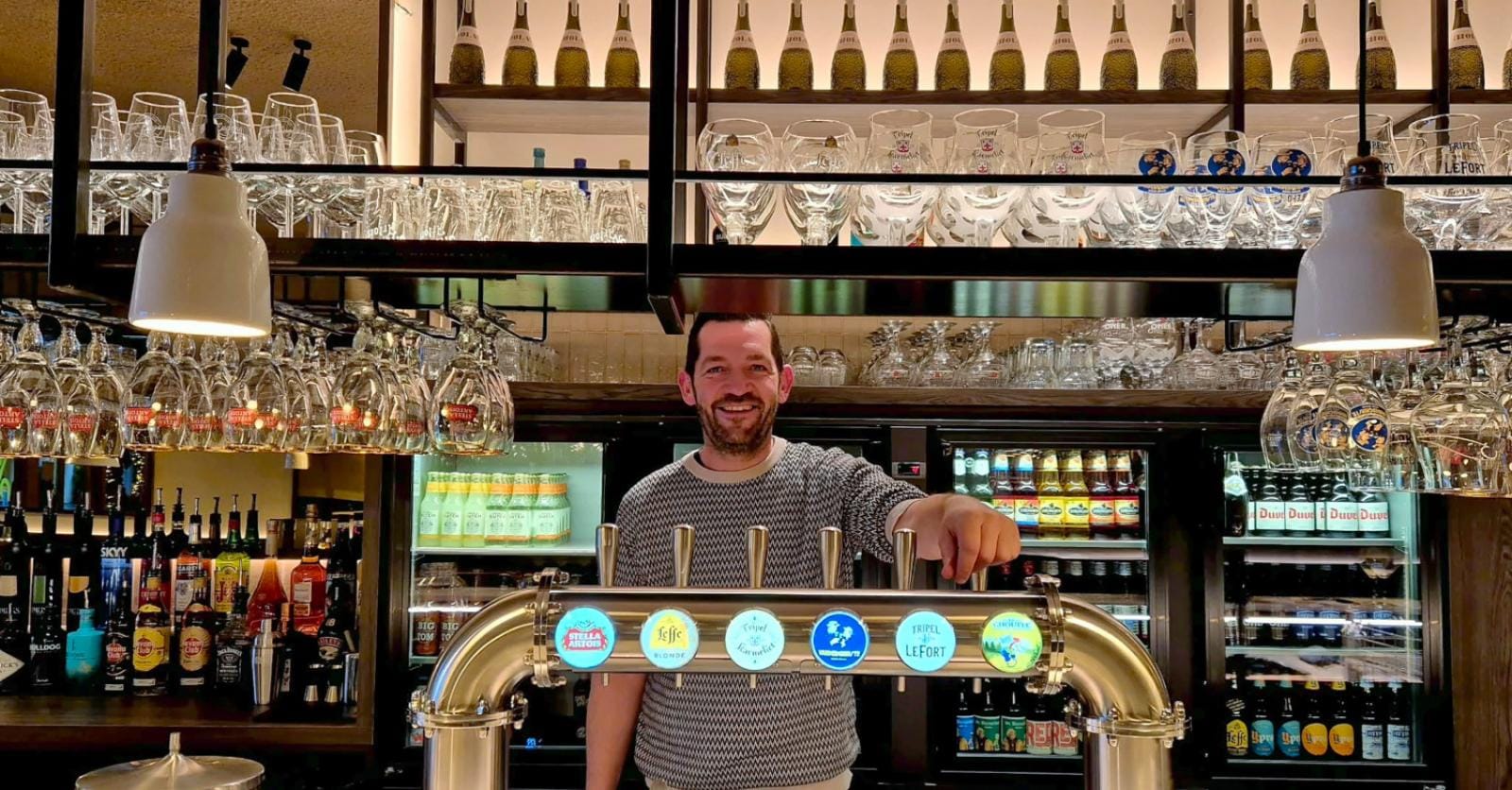 Lode (46) opent nieuwe bruine kroeg Tortu in Nieuwpoort-Bad: “Er is nood aan een horecazaak die lang